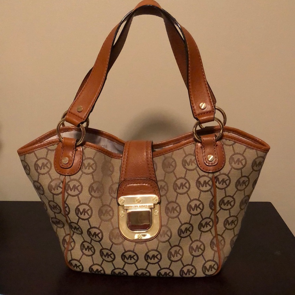 Micheal Kors Buckle Purse